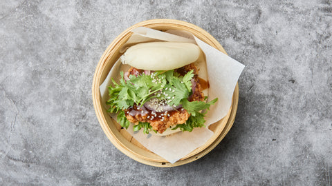 18. Black pepper chicken bao with pickle, onion and coriander (S)